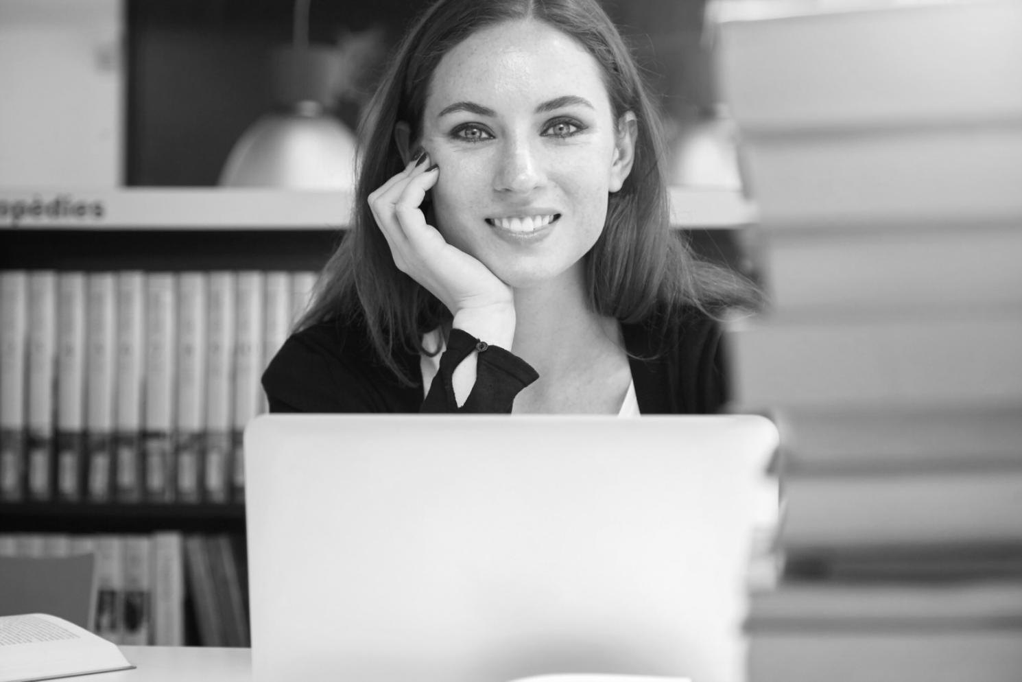 Estudiante trabajando en presupuestos con múltiples dispositivos
